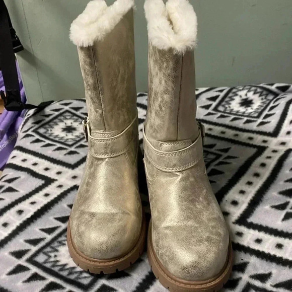 Carter’s Silver Foil Design Faux Fur Winter Boots Size 3 - Picture 2 of 8